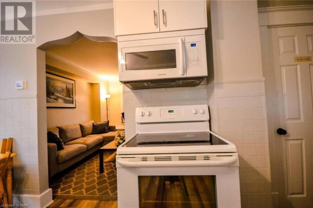 Cozy 3 Bedroom Downtown Cottage With Complimentary Breakfast Delivered Daily To The Rental 나이아가라 폭포 외부 사진