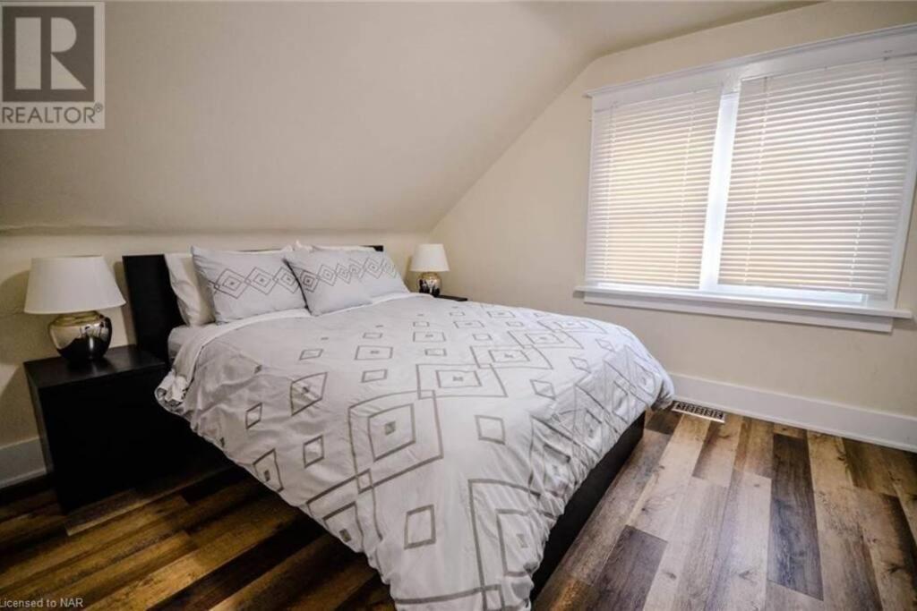 Cozy 3 Bedroom Downtown Cottage With Complimentary Breakfast Delivered Daily To The Rental 나이아가라 폭포 외부 사진