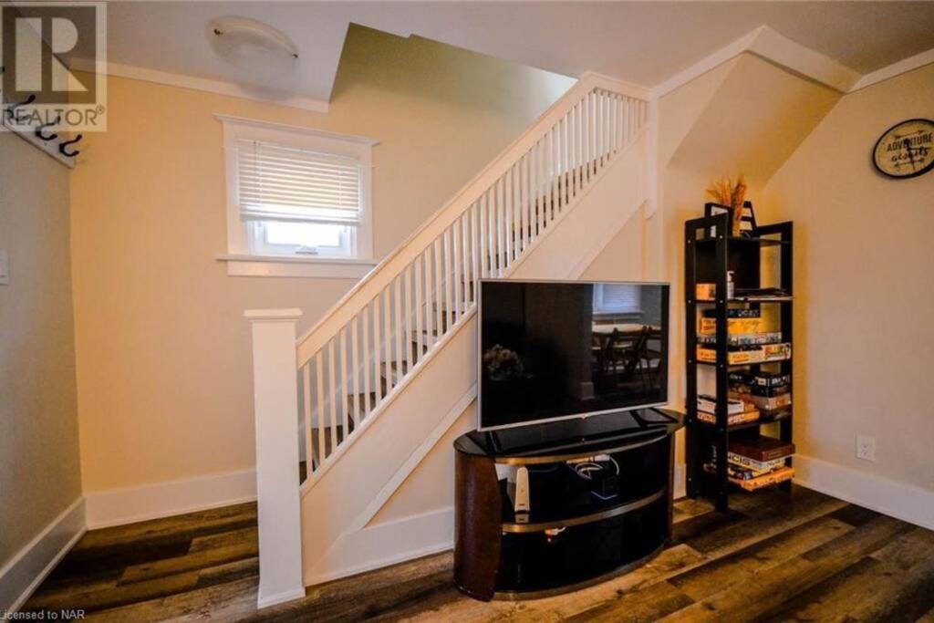 Cozy 3 Bedroom Downtown Cottage With Complimentary Breakfast Delivered Daily To The Rental 나이아가라 폭포 외부 사진
