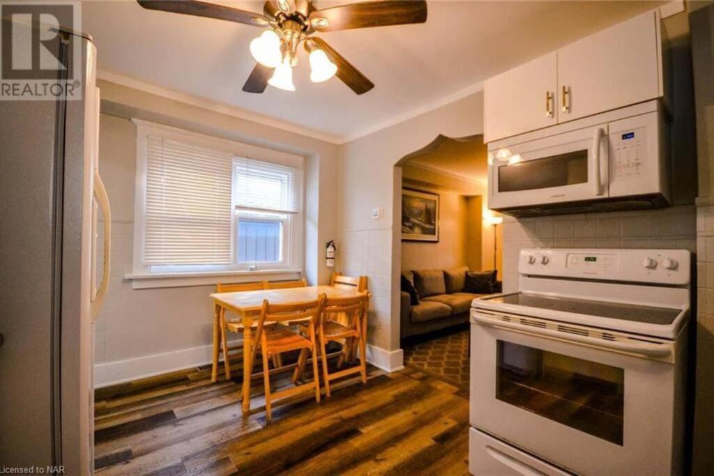 Cozy 3 Bedroom Downtown Cottage With Complimentary Breakfast Delivered Daily To The Rental 나이아가라 폭포 외부 사진