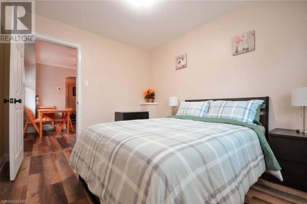 Cozy 3 Bedroom Downtown Cottage With Complimentary Breakfast Delivered Daily To The Rental 나이아가라 폭포 외부 사진