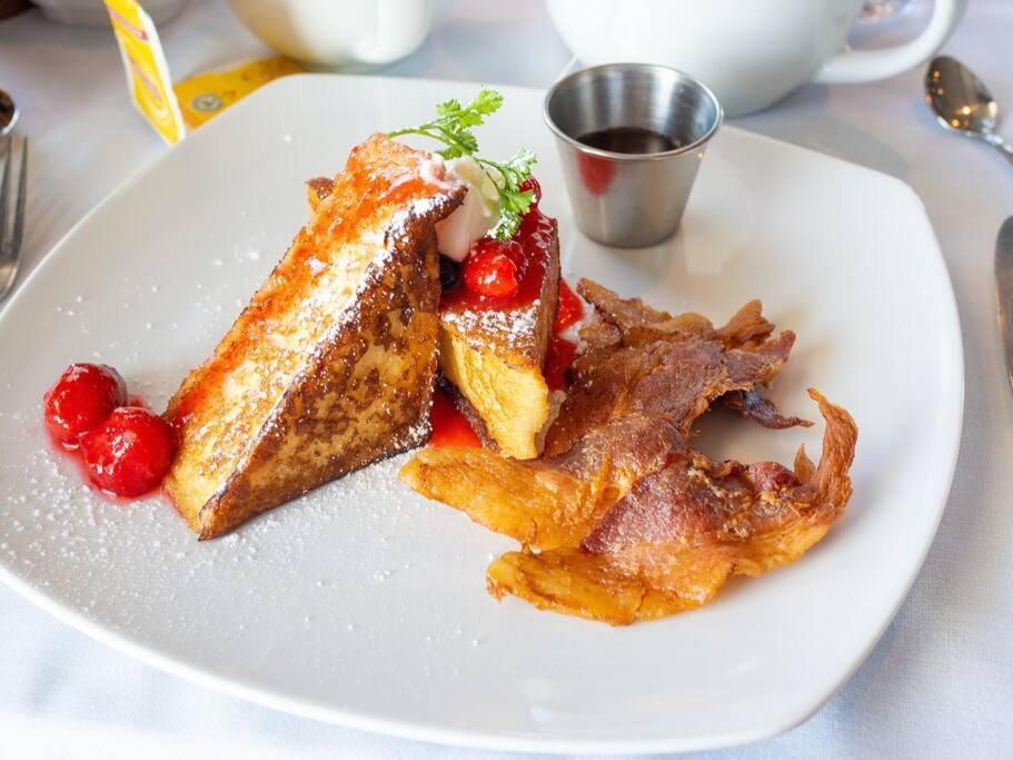 Cozy 3 Bedroom Downtown Cottage With Complimentary Breakfast Delivered Daily To The Rental 나이아가라 폭포 외부 사진